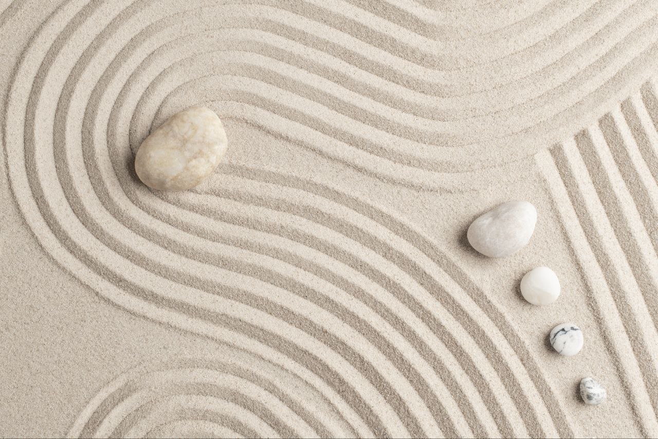 Jardín zen de arena rastrillada con piedras